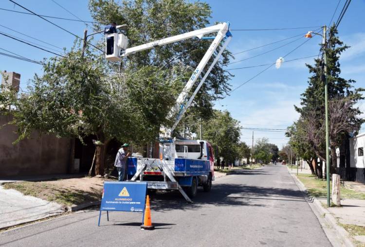 Renuevan el alumbrado en barrios de la ciudad capital