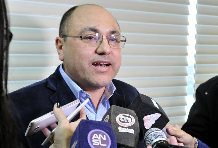 “Estoy en contra de la reelección de los intendentes”