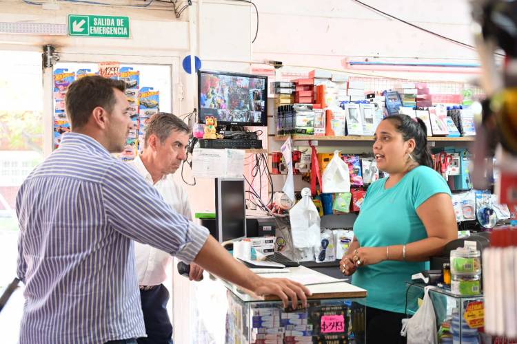 Gato Fernández en diálogo directo con los vecinos