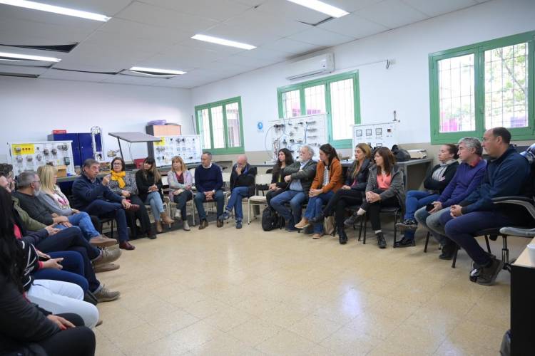Gato Fernández con Marcelo Sosa y  Directivos de Escuela . Punto en común para la prioridad que seguirá siendo 