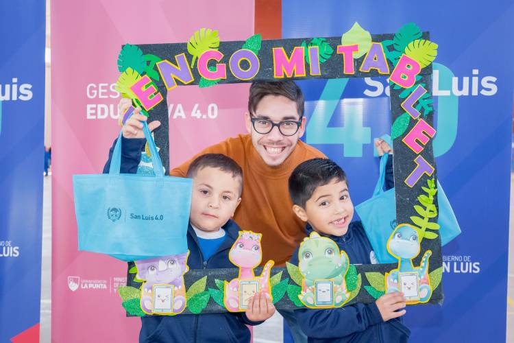 JUSTO DARACT: Las tablets llegaron a niños y jubilados