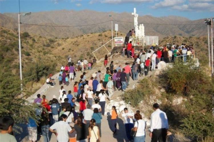 Miles de personas visitan al Cristo de la Quebrada