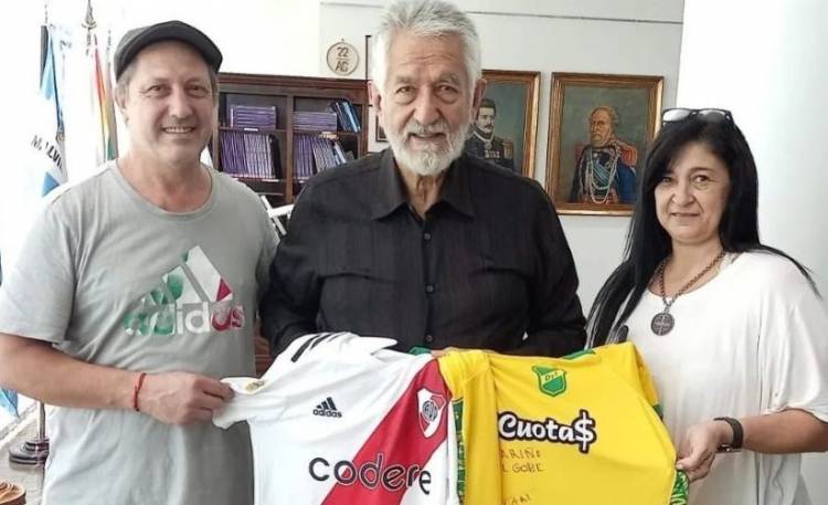 ALBERTO RECIBIÓ LAS CAMISETAS DE LOS HERMANOS SOLARI