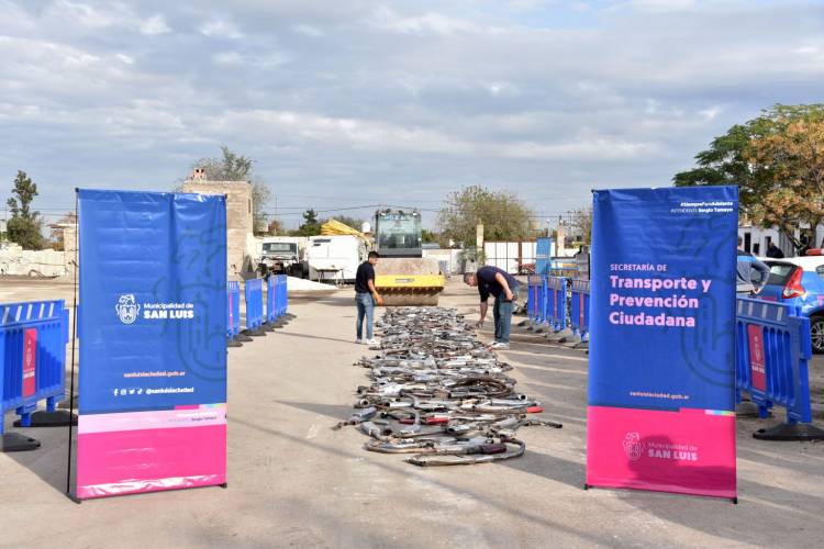 La Municipalidad destruyó 384 caños de escape adulterados