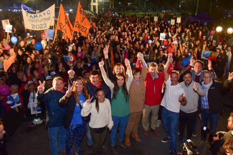 Tamayo con el Gato en un cierre espectacular para la Caravana del Triunfo