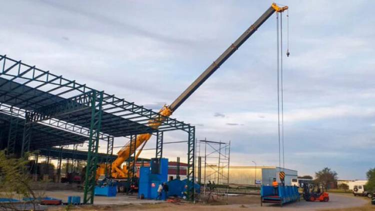 Alfazal y una nueva máquina compactadora de alfalfa