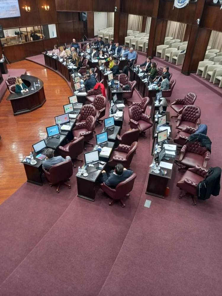 El papelón del poggismo de votar en contra de sus promesas electorales .Primera contradicción con costo político .La foto de la disparada 