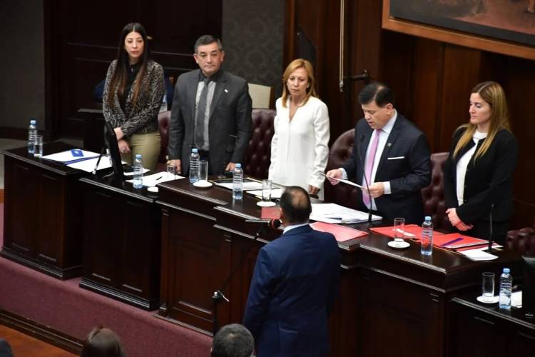 ENRIQUE PONCE FUE DESIGNADO NUEVO DEFENSOR DEL PUEBLO