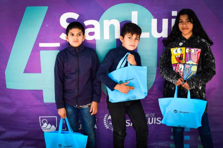 QUINES: 634 alumnos recibieron computadoras