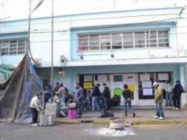 Poggi disconforme con el aumento al sector público e Inclusión.Formato.de empleados pobres .El recuerdo de acuartelamientos policiales por los haberes miserables . Rodríguez SAA no puede aumentar el 100 por cuento , dijo el electo .