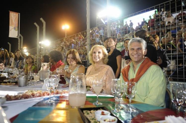 La violencia dialéctica de Poggi, grosera, violenta  e  innecesaria, después de haber bancado San Luis, su enriquecimiento lícito???Fantochadas de alguien sin memoria.A cagada a patadas debieron echarlo a él cuando mordió de quienes le dieron de comer .