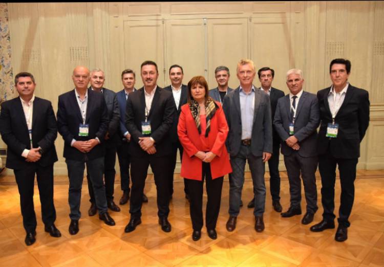 Bullrich dijo que Macri solo estuvo en la foto (de velorio) y se fue.Larreta se fue solo.El barco se hunde .POGGI no va a hacer ningún esfuerzo y desconsidera a Cacace-Riollo. Son parásitos piantavotos.