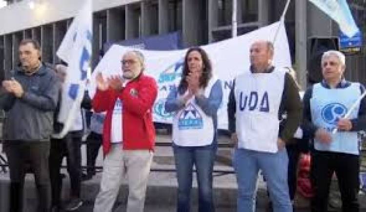 Gremios Docentes piden que el Gobierno reconozca el doble cargo.Alberto ante una gran decisión 