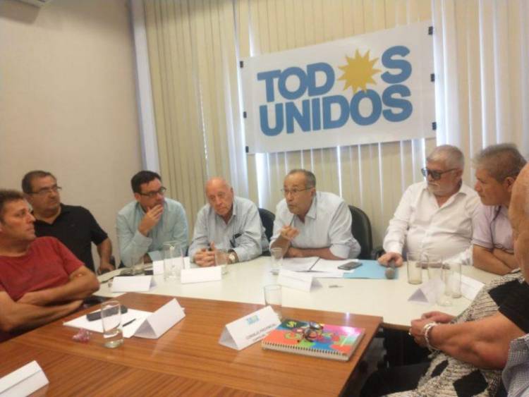 Adolfo pide que Poggi le tome todos su personal que tiene en el Senado  y que culmina el 10 de diciembre.