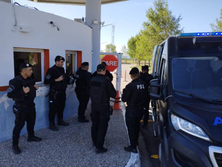 POGGI intervino la ULP. Militarizó el ingreso .Es Ad-Referéndum de la Legislatura.El aprovechamiento del receso Legislativo y con DNU en la mano . 