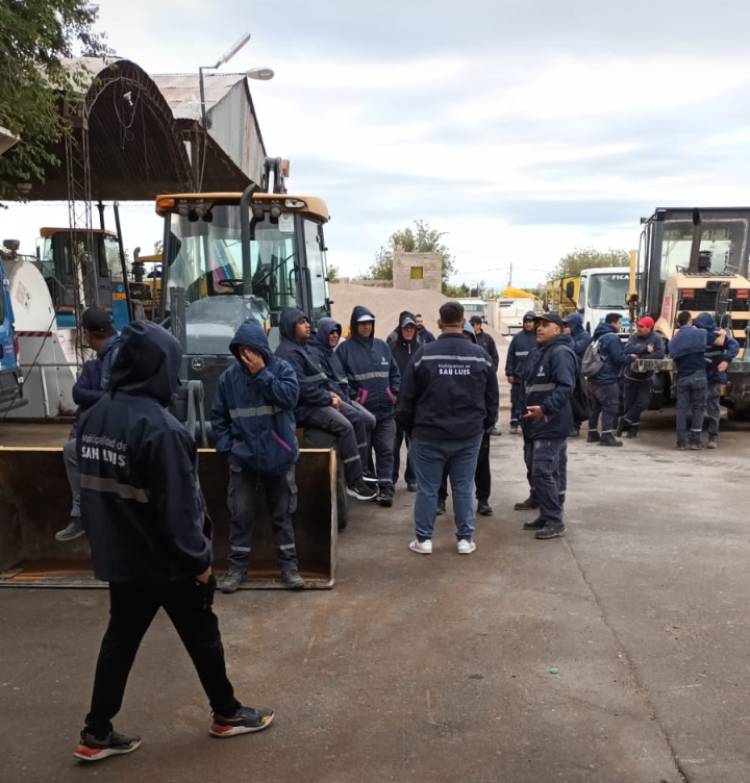 Alto acatamiento del paro en la Municipalidad de San Luis .No al desdoblamiento de sueldos  y a la no baja de salarios 