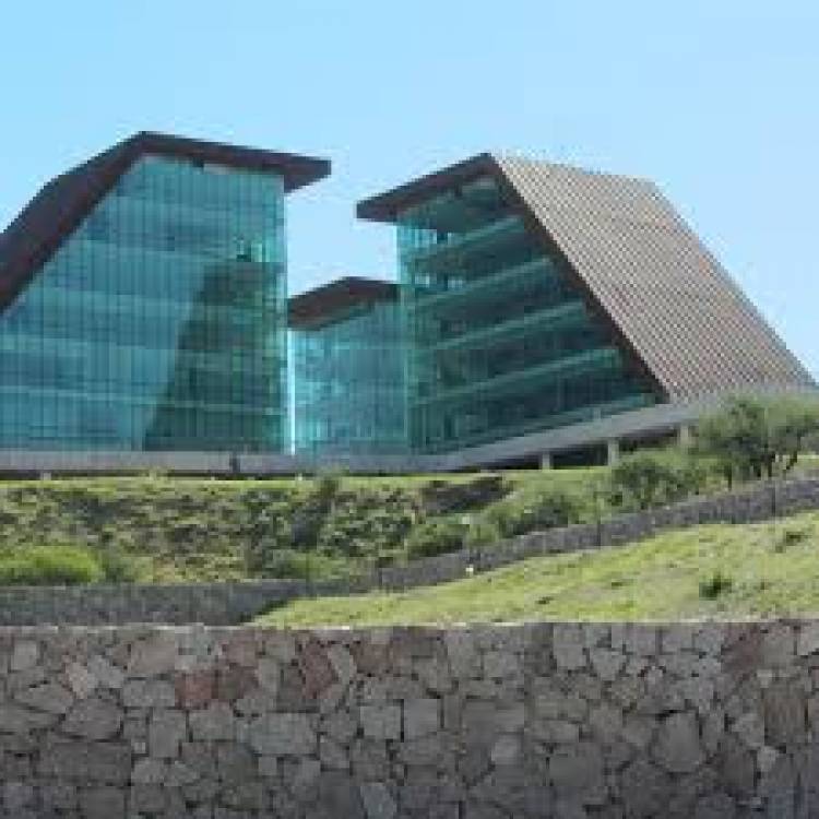 Poggi dispone una emergencia de 1 año para Gobernar por Decreto.Suprime Leyes, Deroga y se arroga funciones que son de dudosa legalidad .Suprime al Poder Legislativo.Le hará juicio al Estado Nacional por pérdida de recursos por ganancias e IVA .Purgas en la Policía en la mira.