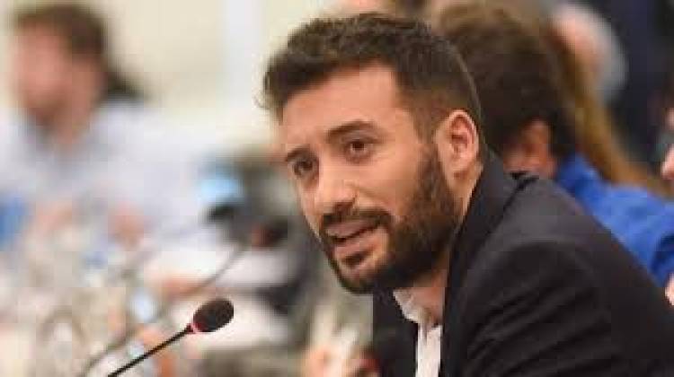 Cacace ridiculiza a MILEI "intenta derogar artículos del Código Civil que no existen" .Se nota que el Presidente , no lee, lo que firma.