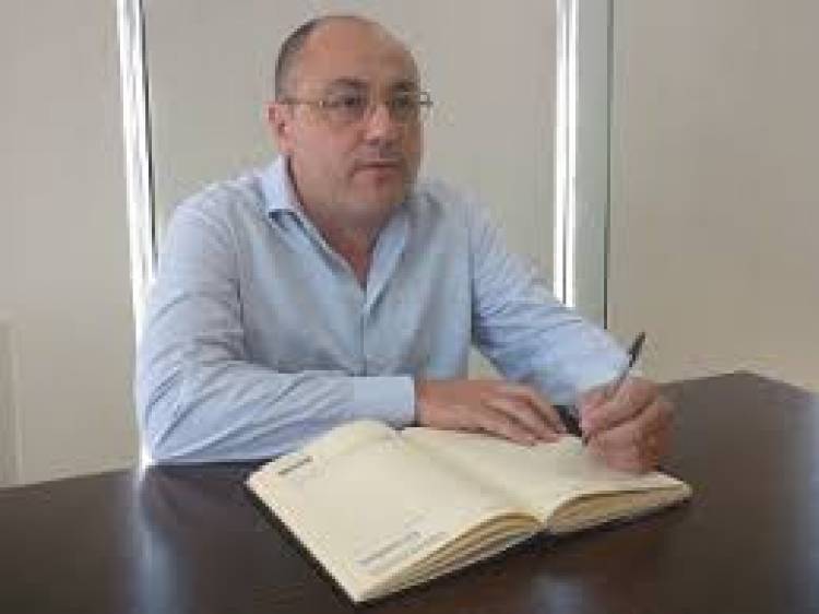 González: es lamentable que Frontera que le debe todo al PJ, vea Directv y no vea los despidos y el daño de Poggi .Se profundiza la interna del PJ.