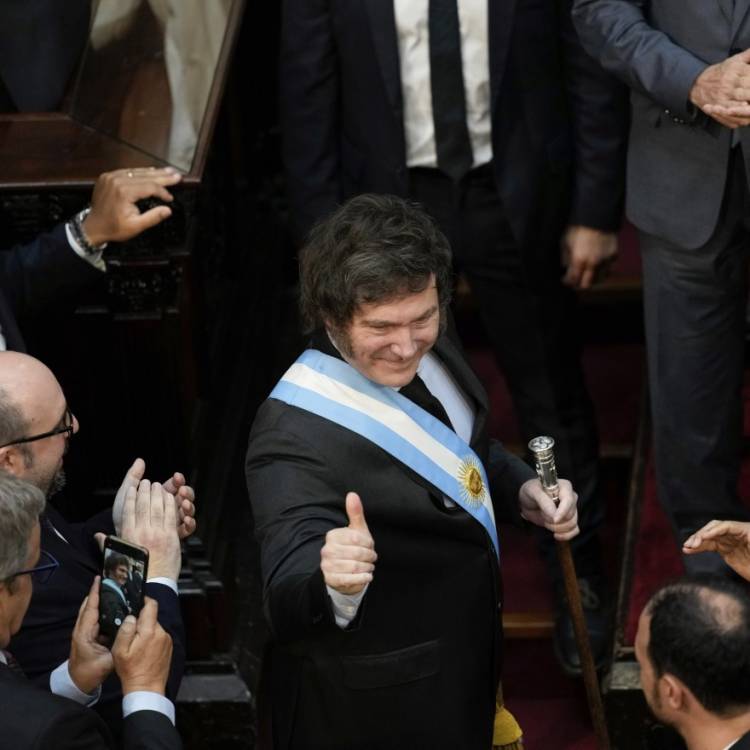 Milei puso freno de mano. No confrontó con los Gobernadores............. y subió al ring a Cristina, Baradel y los Gremios.Reforma Laboral obvia  .APLAUDOMERO asegurado 