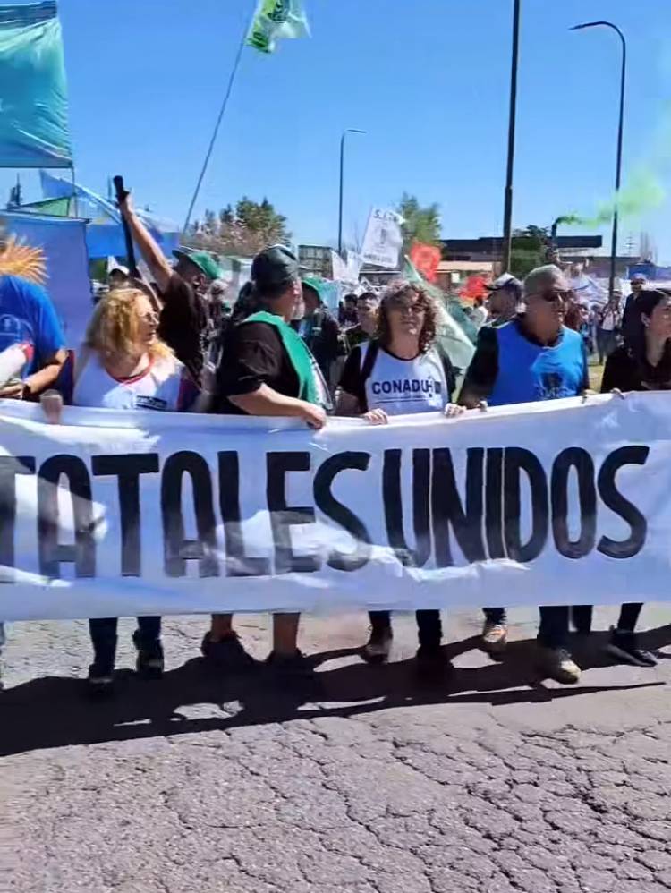 Poggi llamó a los gremios para ganar tiempo y dividirlos. Pero se niega a otorgar aumentos .El lunes coparán la Legislatura, a pesar del impresionante operativo Policial.Hay Intendentes que son superadores.
