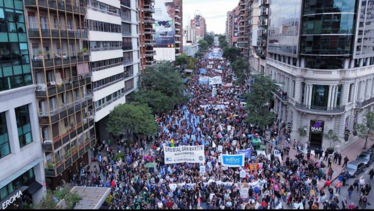 Una multitud, burla el protocolo Bullrich. Tocan un sentimiento Argentino y el pueblo lo hace sentir.Es igualar la Universidad Pública por eso tanta gente .