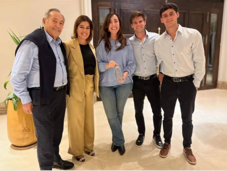 La Vice Presidenta cenó con Adolfo, que apoya a MILEI .Ruedo político impensado .