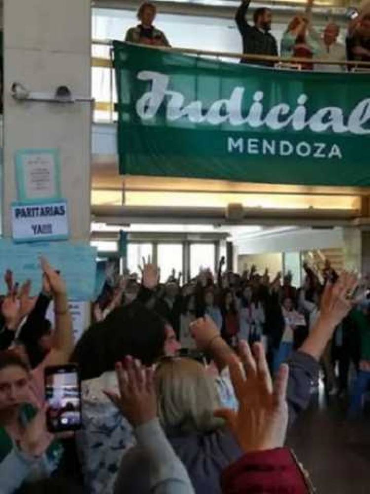Mendoza con paro total en la Justicia.Las Fiscalías solo atienden delitos graves sin empleados.Igual que San Luis .Cobran 300 mil por mes 