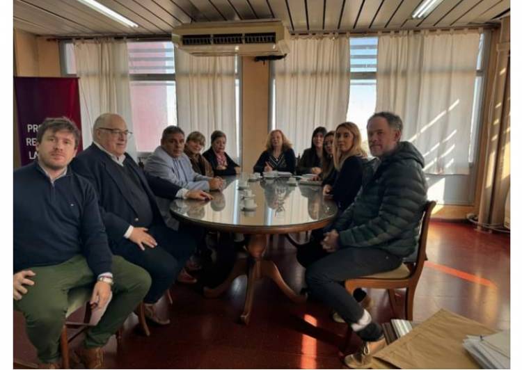 El desbloqueo de título de los Médicos, con fuerte presión de APTS para que no pase .El gremio,  aduce que vaciará la Salud Pública y evita aumentos 