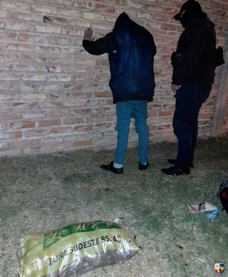 Delitos de hambre.Detuvieron a un hombre que se llevó una bolsa de papas de 20kilos. Inédita situación por la miseria de San Luis El hombre lloraba por él hambre de su familia y los Policías lagrimearon ante la situación.