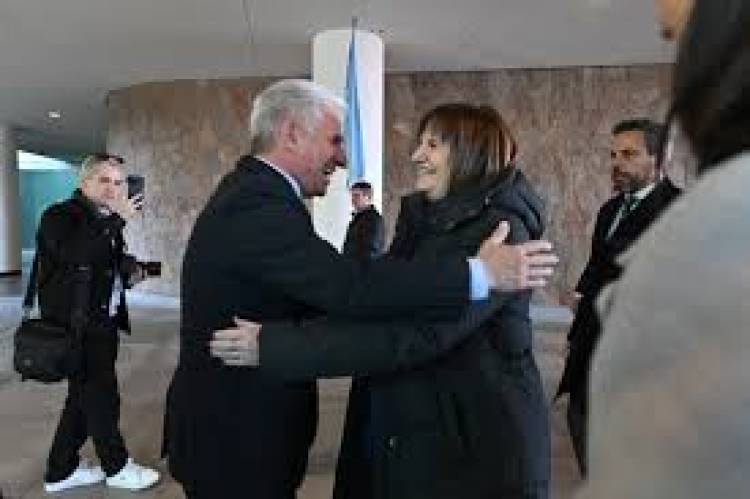 Mientras la gente roba por hambre, Bullrich, la tira bombas asesina de niños, según MILEI,anunciaba la baja de la edad de imputabilidad con Poggi aplaudiendo y diciendo que no va a dar más del 15 de aumento.No entienden para que están 