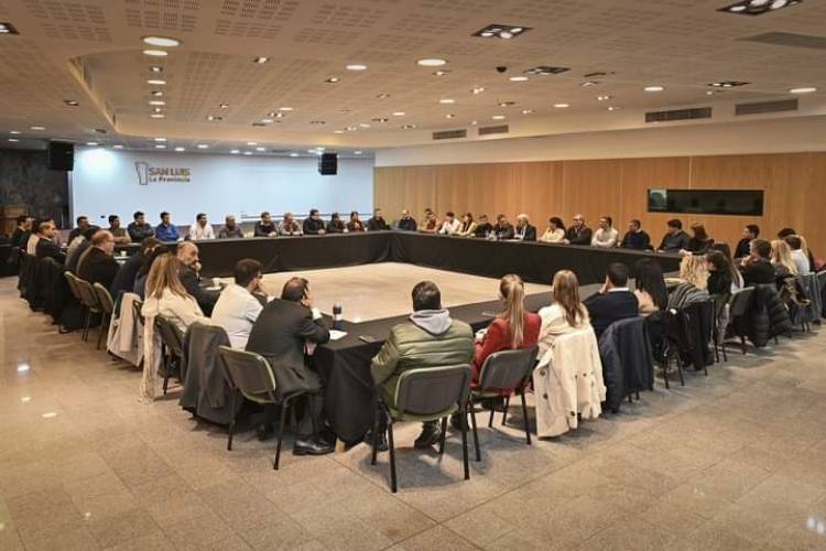 Reunión conjunta:Durísimas críticas de los Intendentes a Poggi, que tuvo picardía política .Gestos recíprocos y promesas de obras en conjunto . BIEN político el cónclave 