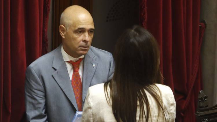 Bartolo sin rumbo. Tuvo que ir Francos a hacerle firmar a Senadores el dictamen, por la ineficacia política de Abdala .