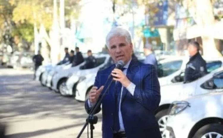 Poggi entregó patrulleros. Solo hacer lo que debe hacer . Nada extraordinario. No significan atacar la miseria ni el hambre o mejorar la economía que vende 40 por ciento menos.