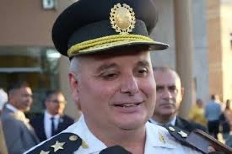 Vieytes, de ser echado por Poggi por acuartelarse por cobrar miserias,  devuelto a la Policía por Alberto, a Jefe actual para dar consejos políticos.Raro  su silencio , sobre la miseria salarial de sus subalternos 