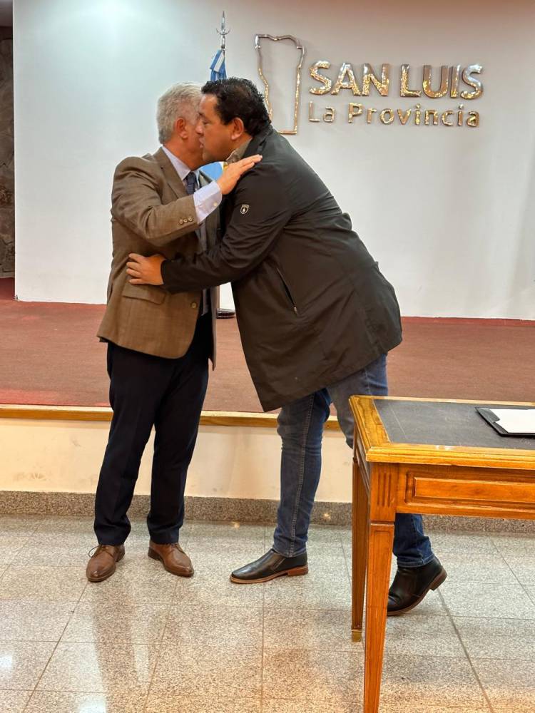 Poggi recupera la iniciativa política.58 Intendentes firmaron un Pacto para Luminarias con fondos de ambas partes.ATE afuera , reclamaba por la vuelta del Pacto de La Toma