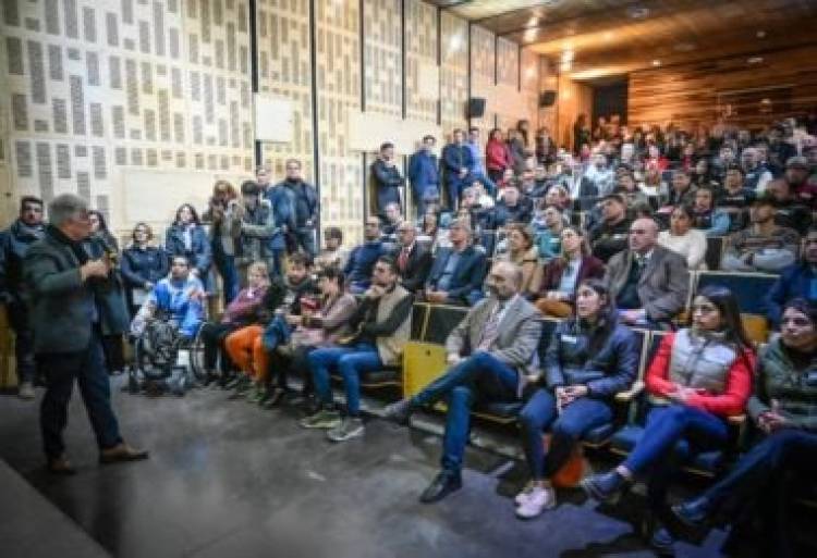 El Plan Platita de Poggi a fondo. La copia al Gobierno anterior que ahora dice el actual que es decente y antes indecente . El amiguismo al mango.