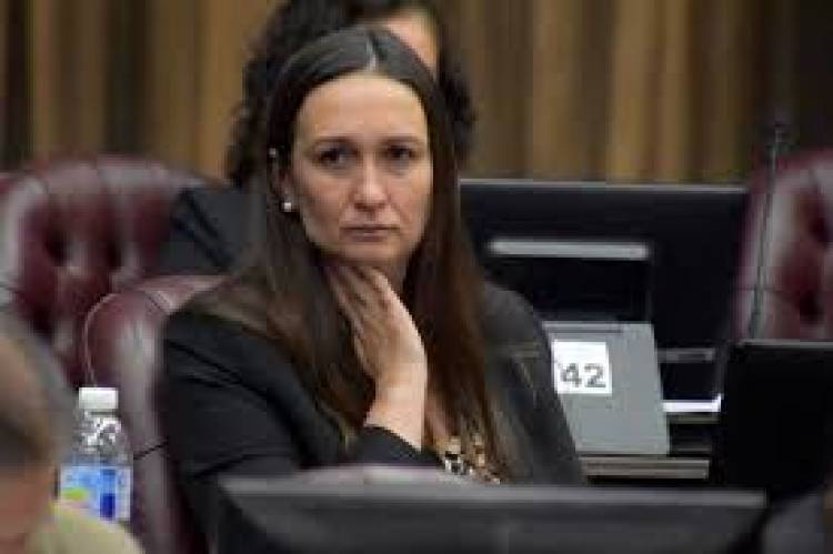 Perano sinceró el presupuesto 2025"tiene pocas obras y le dió letra a la oposición......para La Punta ni una. Ayala dice que ella y Olivero son ciegos por la comodidad de la PYME familiar de 10 palos por mes