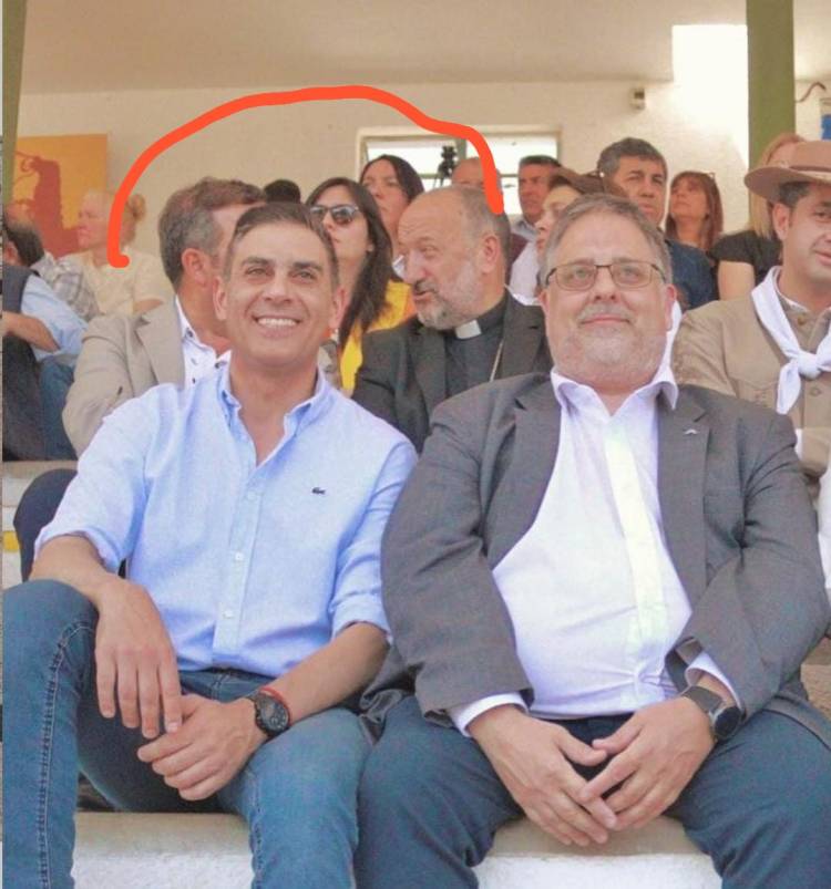 El Obispo Barba sin vergüenza. Con un violento de género con antecedentes y con una perimetral actual, de fiesta. No tiene cara o no está informado??El Papá Francisco sabrá???