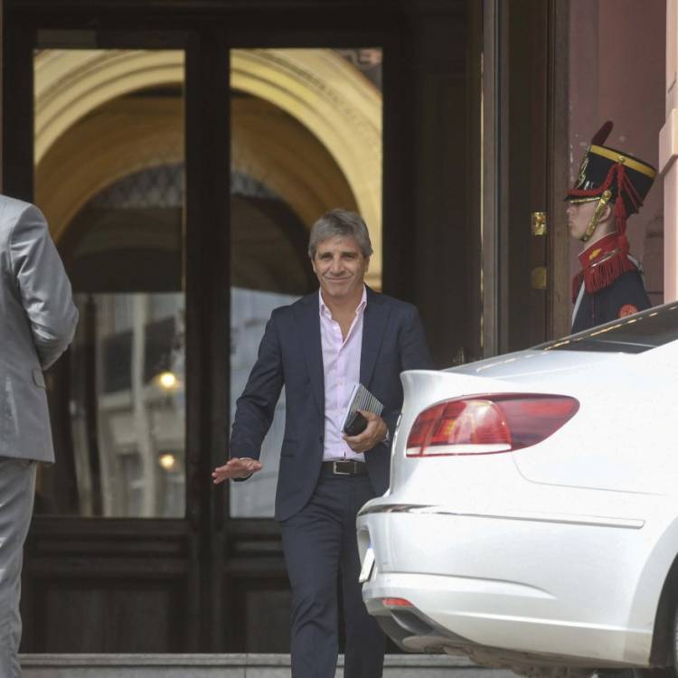 Fuertes rumores de default de deuda pública.Caputo reconocería deuda real y se beneficiarían los amigos de siempre con millones de ganancias a costa del hambre y el ajuste .