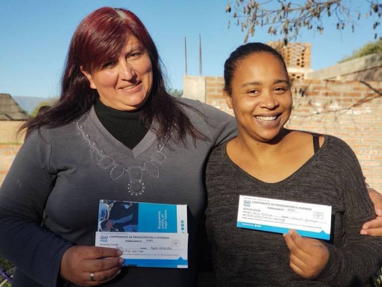 En 2019, la politiqueria de Poggi, Pre Inscribió para que lo votaran 20 mil familias para una casa. No hizo ni UNA. Hablan los pre inscriptos.Fue denunciado por estafa electoral que fue pisada .La puesta en defensa de hoy, frente a esa estafa , es minúscula.