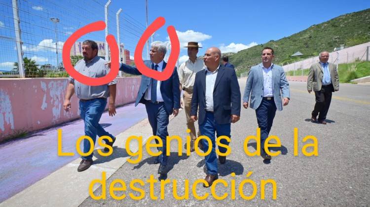 Olagaray el ignorante que rechazó la motoniveladora, que hizo convertir en una Chacarita a Potrero , que estuvo de acuerdo en que le quitaran a los empleados el Pacto de La Toma , ahora pretende un bonito .La estupidez del que se calló la boca, cuando saquearon el Hospital.en política 