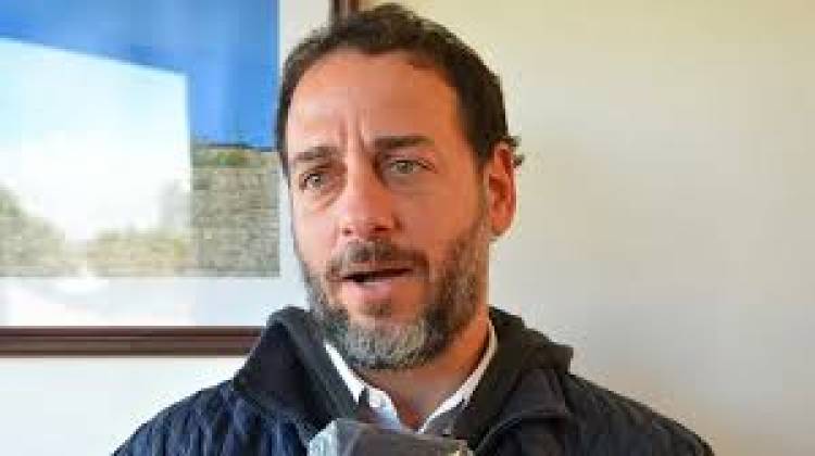 Piri:es vergonzoso la falta de previsión en Turismo.Mala temporada con responsables.Trabajo para Kiciloff y escuchamos a todos .Si se cae Aerolíneas será duro para Merlo y un fracaso de Poggi que es MILEI.El PJ cerrado de 4 x 4 y lujos no es lógico .Por eso perdimos