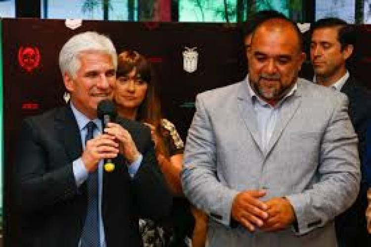 Frontera ya juega con Poggi y la tropa se reacomoda.Primer logro real en conjunto: 70 cuadras de pavimento .El PJ sin autocrítica, lo empujó a irse .Lo de traidor no es lógico .Ya empezaron las encuestas que desvelarán que dice la gente.