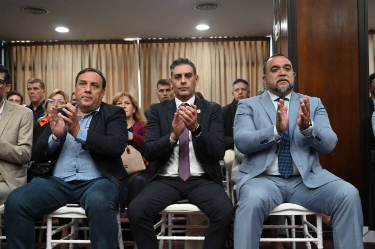 Poggi mostró su poder político con aliados en la Legislatura. Pretende ganar la elección . 