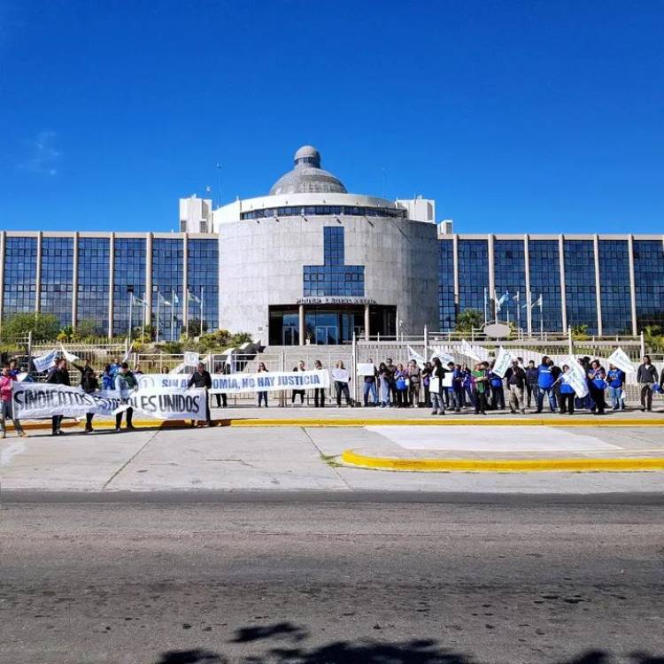 SIJUPU:Cierre de la Legislatura para no tratar la autonomía de un Poder Judicial sometido económicamente al Poder Ejecutivo.Lastimosa desinstitucionalización. Los quieren pobres y sometidos.