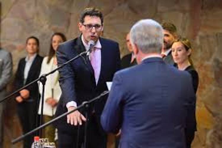 Endeiza , puntero político  de Poggi, propuesto para él Superior Tribunal. La independencia del Poder Judicial que declamaban, un verso .