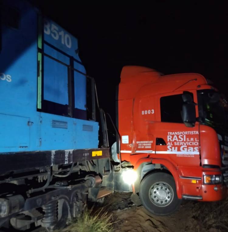 Raro choque de un Tren con un Camión en Villa Reynolds.No hay un solo semáforo 