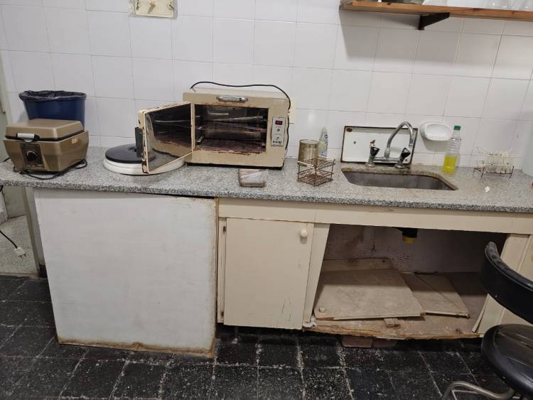 Arizona : Un médico Pampeano recorrió él Hospital local abandonado hace un año y medio. Sino vienen a  La Pampa se mueren, dijo ..