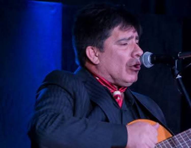 La Toma : Contreras de Jefe de Policía a Intendente. Católico y Guitarrero busca impactar con dos años de gestión que completará.Su convivencia es su virtud.